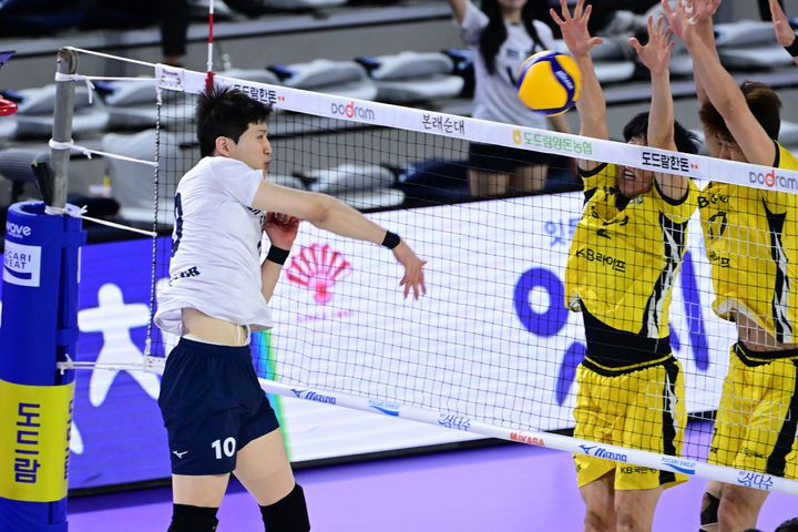 [서울=뉴시스] 프로배구 대한항공 정지석(왼쪽)이 지난달 14일 인천계양체육관에서 열린 도드람 2024~2025 V-리그 남자부 경기에서 KB손해보험을 상대로 공격을 시도하고 있으나 상대 블로킹에 막히고 있다. (사진=KOVO 제공) 2025.02.14 *재판매 및 DB 금지