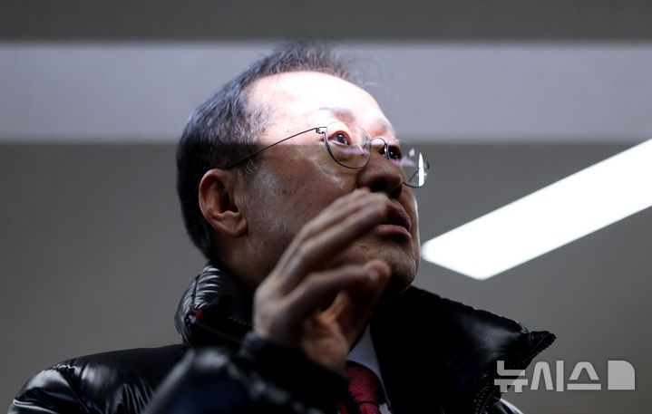 [대구=뉴시스] 이무열 기자 = 홍준표 대구시장이 14일 오전 대구 남구 행정복지센터에서 모바일 주민등록증 발급을 마친 뒤 취재진의 질문에 답하고 있다. 2025.02.14. lmy@newsis.com