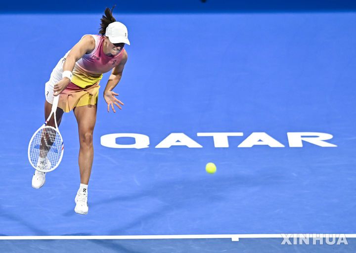 [도하=신화/뉴시스] 이가 시비옹테크(2위·폴란드)가 지난 2월13일(현지 시간) 카타르 도하에서 열린 여자프로테니스(WTA) 투어 카타르 토털에너지오픈 단식 8강전에서 엘레나 리바키나(7위·카자흐스탄)와 경기하고 있다. 시비옹테크가 2-0(6-2 7-5)으로 이기고 준결승에 올랐다. 2025.02.14.