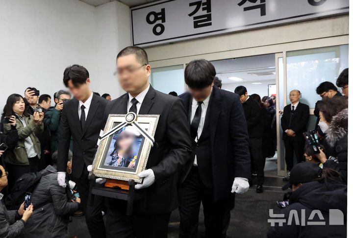 [대전=뉴시스] 강종민 기자 = 고 김하늘 양의 발인식이 이뤄진 지난 14일 오전 하늘 양의 운구행렬이 대전 서구 건양대병원 영결식장을 나서고 있다. 2025.02.14. ppkjm@newsis.com