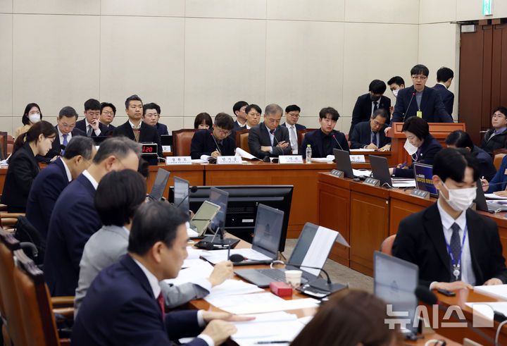 [서울=뉴시스] 고승민 기자 = 14일 서울 여의도 국회에서 열린 보건복지위원회의 의료인력 수급추계기구 법제화를 위한 공청회에서 옥민수 울산의대병원 예방의학과 부교수가 발언하고 있다. 2025.02.14. kkssmm99@newsis.com