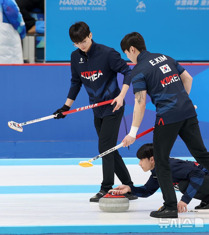 [하얼빈(중국)=뉴시스] 김선웅 기자 = 14일(현지 시간) 중국 하얼빈 핑팡 컬링 아레나에서 열린 2025 하얼빈 동계 아시안게임 남자 컬링 결승전 대한민국과 필리핀의 경기에서 이재범이 스톤을 투구하고 있다. 2025.02.14. mangusta@newsis.com