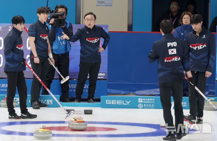 [하얼빈(중국)=뉴시스] 김선웅 기자 = 14일(현지 시간) 중국 하얼빈 핑팡 컬링 아레나에서 열린 2025 하얼빈 동계 아시안게임 남자 컬링 결승전 대한민국과 필리핀의 경기에서 대표팀 이동건 감독이 작전을 지시하고 있다. 2025.02.14. mangusta@newsis.com