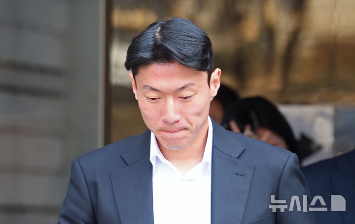 [서울=뉴시스] 김금보 기자 = 축구선수 황의조가 지난 2월 서울 서초구 서울중앙지방법원에서 열린 불법촬영 등 혐의 1심 선고 공판을 마치고 이동하고 있다. 황의조는 이날 징역 1년에 집행유예 2년을 선고 받았다. 2025.02.14. kgb@newsis.com