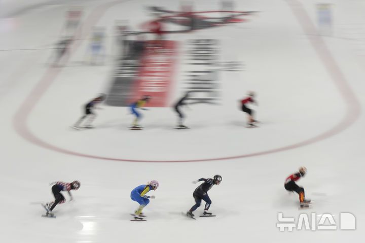 [밀라노=AP/뉴시스] 쇼트트랙 선수들이 15일(한국 시간) 이탈리아 밀라노에서 펼쳐진 2024~2025 국제빙상경기연맹(ISU) 쇼트트랙 월드투어 6차 남자 계주 경기에서 레이스를 펼치고 있다. 2025.02.15.