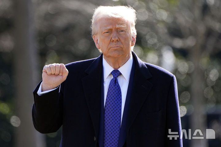 [워싱턴=AP/뉴시스] 도널드 트럼프 미국 대통령이 지난 14일(현지 시간) 백악관에서 대통령 전용 헬기인 마린원에 탑승하기 전 취재진에 포즈를 취하고 있다. 2025.02.16.