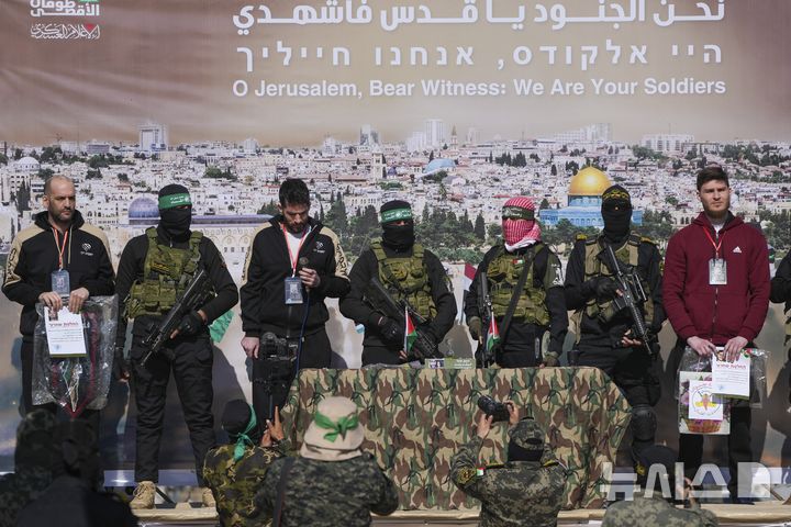 [칸유니스=AP/뉴시스] 팔레스타인 무장정파 하마스가 15일(현지 시간) 가자지구 칸유니스에서 이스라엘 인질 야이르 호른(46, 맨 왼쪽)과 사기 데켈첸(36, 왼쪽 두 번째), 알렉산드르 트루파노프(29, 맨 오른쪽)를 석방하고 있다. 2025.02.16.