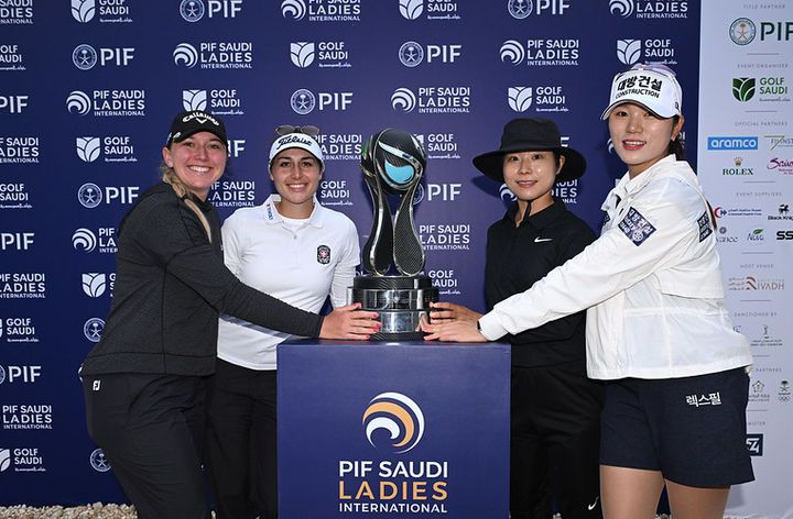 [서울=뉴시스] 이소미(왼쪽에서 세 번째)와 김민선(오른쪽)이 지난 15일(한국 시간) 사우디아라비아 리야드의 리야드 골프클럽(파72)에서 열린 레이디스 유러피언 투어(LET) 사우디 레이디스 인터내셔널 단체전에서 34언더파 254타로 우승을 차지했다. (사진=LET 공식 홈페이지 캡처) 2025.02.15. *재판매 및 DB 금지