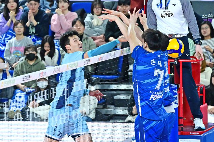 [서울=뉴시스] 프로배구 우리카드 송명근(왼쪽)이 15일 대전충무체육관에서 열린 도드람 2024~2025 V-리그 남자부 경기에서 삼성화재를 상대로 공격을 시도하고 있다. (사진=KOVO 제공) 2025.02.15. *재판매 및 DB 금지