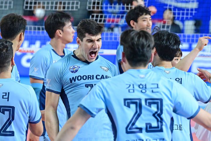 [서울=뉴시스] 프로배구 우리카드 니콜리치(가운데)가 15일 대전충무체육관에서 열린 도드람 2024~2025 V-리그 남자부 경기에서 삼성화재를 상대로 득점에 성공한 뒤 환호하고 있다. (사진=KOVO 제공) 2025.02.15. *재판매 및 DB 금지