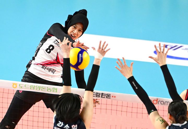 [서울=뉴시스] 프로배구 정관장 메가가 15일 김천실내체육관에서 열린 도드람 2024~2025 V-리그 여자부 경기에서 한국도로공사를 상대로 공격을 시도하고 있다. (사진=KOVO 제공) 2025.02.15. *재판매 및 DB 금지