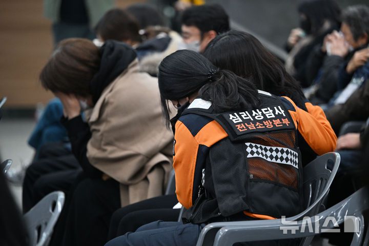 [무안=뉴시스] 이영주 기자 = 12·29 제주항공 여객기 참사 49일째를 맞는 15일 전남 무안군 무안국제공항에서 참사 49재 봉행에 참석하고 있는 한 유족이 전남소방본부 심리상담사로부터 위로받고 있다. 2025.02.15. leeyj2578@newsis.com