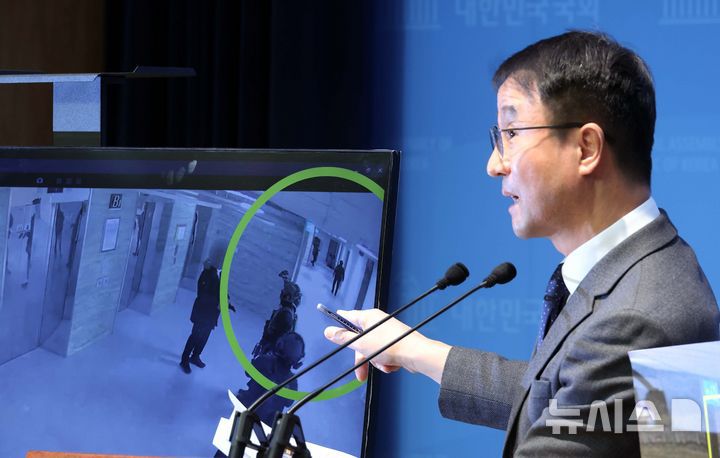 [서울=뉴시스] 조성봉 기자= 한병도 더불어민주당 의원을 비롯한 민주당 내란 국정조사특별위원회 위원들이 16일 오전 서울 여의도 국회 소통관에서 열린 현안관련 긴급 기자회견에서 발언을 하고 있다. 국조특위는 2024년 12월 4일 새벽, 국회에 진입한 계엄군이 국회 본관 일부 전력을 차단했다고 밝혔다. 2025.02.16. suncho21@newsis.com