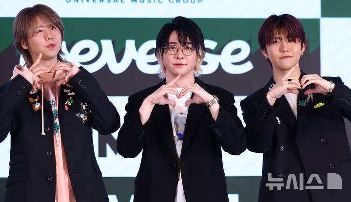 [서울=뉴시스] 황준선 기자 = 일본 밴드 미세스 그린 애플 와카이 히로토(왼쪽부터), 오모리 모토키, 후지사와 료카가 16일 오후 서울 중구 노보텔 앰배서더 서울 동대문에서 열린 내한 공연 개최 기념 기자간담회에서 포즈를 취하고 있다. 2025.02.16. hwang@newsis.com