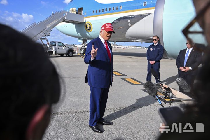 [웨스트팜비치=AP/뉴시스] 도널드 트럼프 미국 대통령이 16일(현지 시간) 데이토나 500 대회 참석 후 플로리다 웨스트팜비치에 도착해 취재진 질문에 답하고 있다. 2025.02.17.