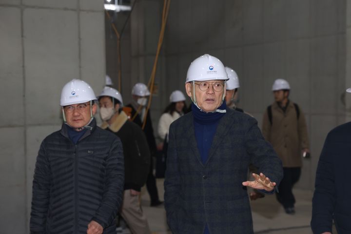 유인촌 문화체육관광부 장관이 17일 서울 용산구 국립중앙박물관 내 문화유산과학센터 공사 현장을 찾아 안전관리를 점검했다. (사진=문화체육관광부 제공) *재판매 및 DB 금지