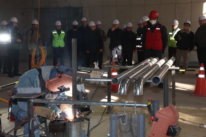 유인촌 문화체육관광부 장관이 17일 서울 용산구 국립중앙박물관 내 문화유산과학센터 공사 현장을 찾아 안전관리를 점검했다. (사진=문화체육관광부 제공) *재판매 및 DB 금지