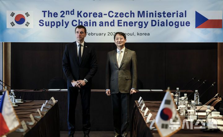 [서울=뉴시스] 정병혁 기자 = 안덕근 산업통상자원부 장관과 루카쉬 블첵 체코 산업통상부 장관이 17일 서울 중구 플라자호텔에서 열린 한-체코 장관급 공급망에너지대회에 앞서 기념촬영을 하고 있다. 2025.02.17. jhope@newsis.com