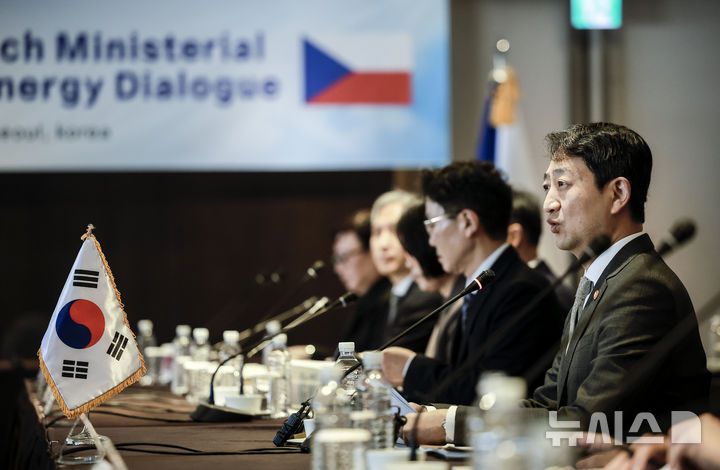[서울=뉴시스] 정병혁 기자 = 안덕근 산업통상자원부 장관이 17일 서울 중구 플라자호텔에서 열린 한-체코 장관급 공급망에너지대회에 모두발언을 하고 있다. 2025.02.17. jhope@newsis.com