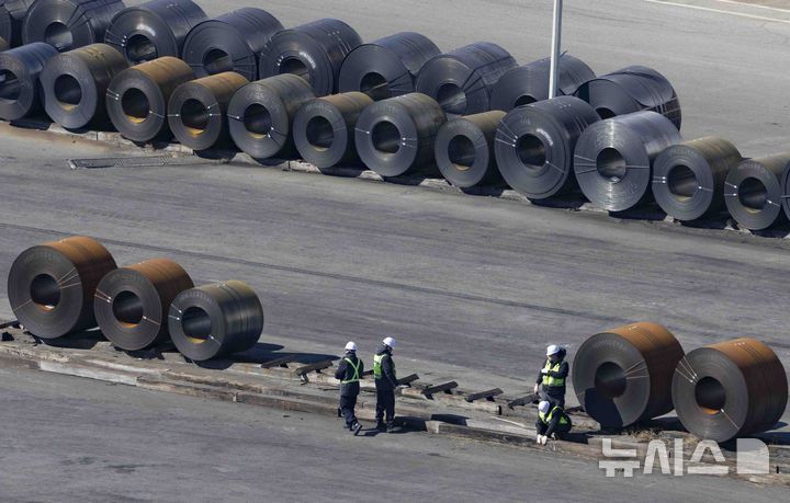 [평택=뉴시스] 김근수 기자 = 도널드 트럼프 미국 대통령이 수입되는 모든 철강과 알루미늄 제품에 관세 25% 부과를 공식 발표한 가운데 17일 경기 평택항에 철강 제품들이 쌓여 있다. 한국은 지난 2018년 트럼프 1기 때 관세를 면제받는 대신 연간 수출량을 약 263만t으로 제한하는 할당제를 수용했다. 2025.02.17. ks@newsis.com
