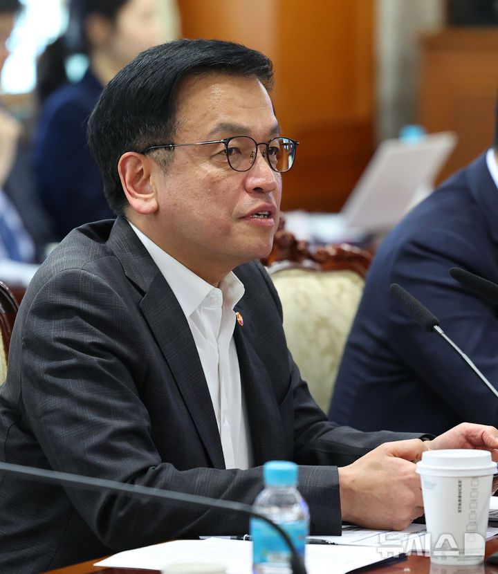 [서울=뉴시스] 최진석 기자 = Al컴퓨팅 인프라 특별위원회 위원장인 최상목 대통령 권한대행 부총리 겸 기획재정부 장관이 17일 서울 종로구 정부서울청사에서 열린 AI 컴퓨팅 인프라 특별위원회에서 발언하고 있다. 2025.02.17. myjs@newsis.com