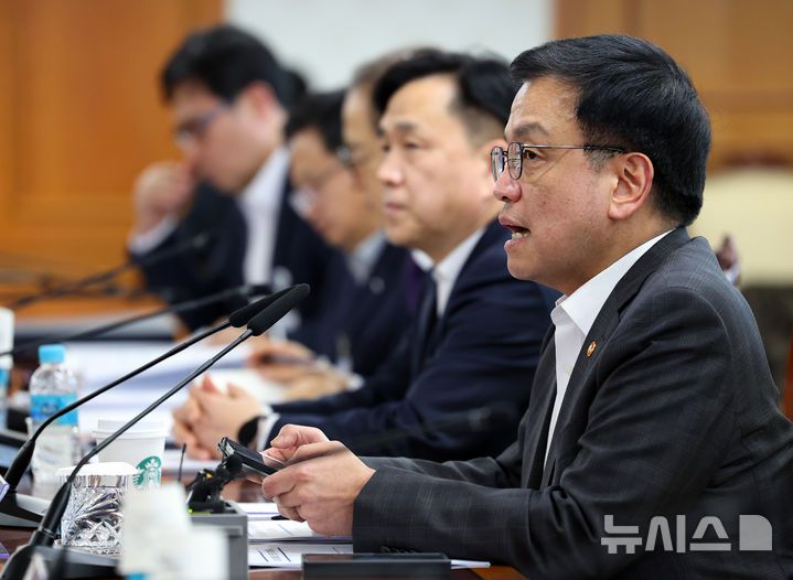 [서울=뉴시스] 최진석 기자 = Al컴퓨팅 인프라 특별위원회 위원장인 최상목 대통령 권한대행 부총리 겸 기획재정부 장관이 17일 서울 종로구 정부서울청사에서 열린 AI 컴퓨팅 인프라 특별위원회에서 발언하고 있다. 2025.02.17. myjs@newsis.com