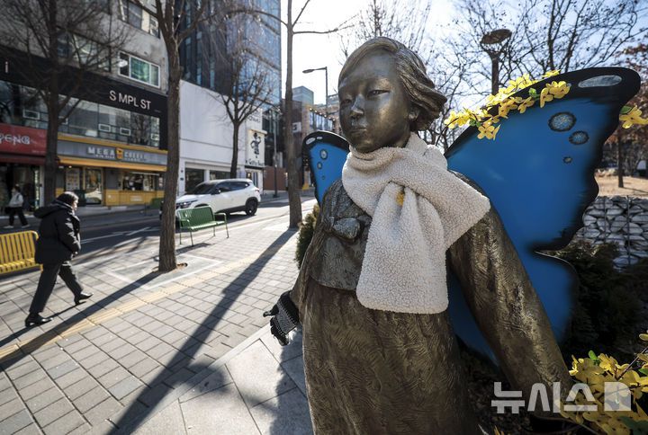 [서울=뉴시스] 정병혁 기자 = 일본군 위안부 피해자인 길원옥 할머니가 지난 16일 별세했다. 향년 97세. 길원옥 할머니는 이날 인천 연수구 자택에서 노환으로 별세했다. 길 할머니가 세상을 떠나면서 일본군 위안부 피해 생존자는 7명으로 줄었다. 정부에 등록된 일본군 위안부 피해자는 모두 240명으로 233명이 사망했다. 사진은 17일 서울 서대문구 이대역 인근 평화의 소녀상.  2025.02.17. jhope@newsis.com