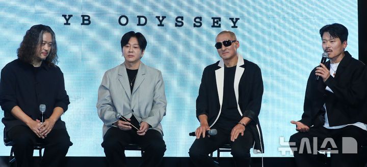 [서울=뉴시스] 김혜진 기자 = YB 박태희(오른쪽 첫번째)가 17일 오후 서울 마포구 롤링홀에서 열린 새 앨범 '오디세이'(Odyssey) 발매 기념 쇼케이스에서 인사말을 하고 있다.선공개 곡으로 컴백 예열에 돌입한 YB의 새 EP 앨범 'Odyssey'는 험난한 경험을 통해 성장하며 자아를 찾아 나가는 과정을 담고 있다. 올해 데뷔 30주년을 맞은 YB는 '새로운 여행을 떠나는 첫 발걸음'으로 모던메탈 장르를 선택했다. YB는 이번 앨범을 통해 국내 최고 메탈 전문가들과 협업해 파격적인고 실험적인 변화를 보여줄 예정이다. 2025.02.17. jini@newsis.com