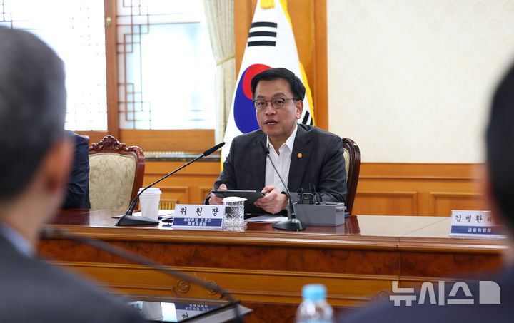 [서울=뉴시스] 최진석 기자 = Al컴퓨팅 인프라 특별위원회 위원장인 최상목 대통령 권한대행 부총리 겸 기획재정부 장관이 17일 서울 종로구 정부서울청사에서 열린 AI 컴퓨팅 인프라 특별위원회에서 발언하고 있다. 2025.02.17. myjs@newsis.com