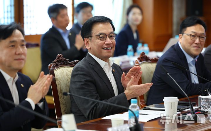 [서울=뉴시스] 최진석 기자 = Al컴퓨팅 인프라 특별위원회 위원장인 최상목 대통령 권한대행 부총리 겸 기획재정부 장관이 17일 서울 종로구 정부서울청사에서 열린 AI 컴퓨팅 인프라 특별위원회에서 참석자 소개에 박수치고 있다. 2025.02.17. myjs@newsis.com