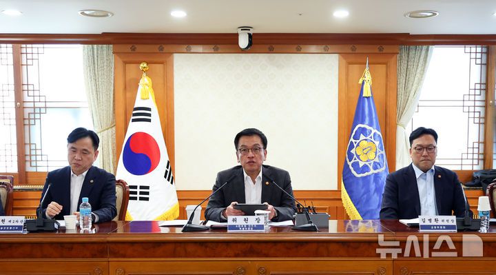 [서울=뉴시스] 최진석 기자 = Al컴퓨팅 인프라 특별위원회 위원장인 최상목 대통령 권한대행 부총리 겸 기획재정부 장관이 17일 서울 종로구 정부서울청사에서 AI 컴퓨팅 인프라 특별위원회를 주재하고 있다. 2025.02.17. myjs@newsis.com