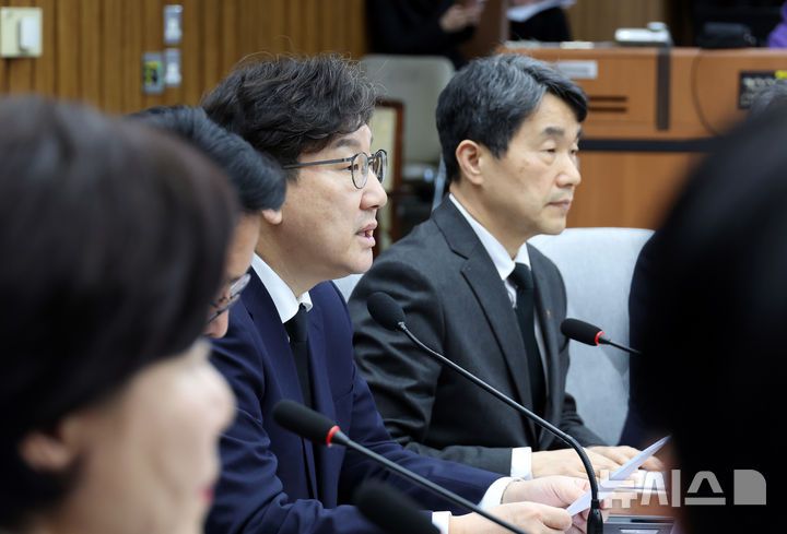 [서울=뉴시스] 고승민 기자 = 권성동 국미의힘 원내대표가 17일 서울 여의도 국회에서 열린 학교 안전 강화를 위한 당정협의회에서 발언하고 있다. 2025.02.17. kkssmm99@newsis.com