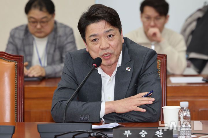 [서울=뉴시스] 권창회 기자 = 부승찬 국방위 더불어민주당 간사가 17일 오후 서울 여의도 국회에서 열린 국방위원회 전체회의에서 여야 합의 없이 현안질의가 진행된 것에 항의하고 있다. 2025.02.17. kch0523@newsis.com