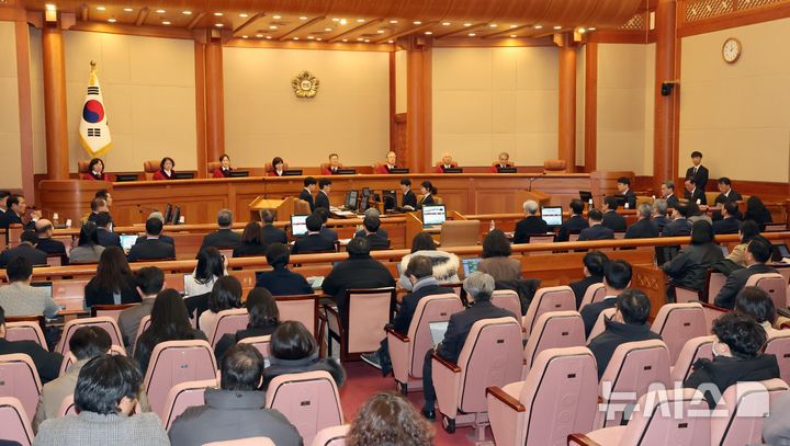 [서울=뉴시스] 사진공동취재단 = 18일 서울 종로구 헌법재판소에서 윤석열 대통령 탄핵심판 9차 변론기일이 열리고 있다. 이날 윤 대통령은 직접 의견을 발표할 것은 없으며 대리인단에 일임하는 것이 좋겠다고 판단해 서울구치소로 복귀했다. 2025.02.18. photo@newsis.com