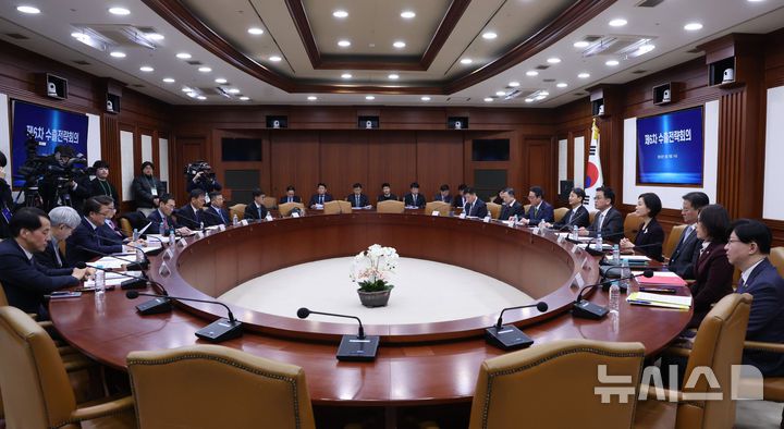[서울=뉴시스] 조수정 기자 = 최상목 대통령 권한대행 부총리 겸 기획재정부 장관이 18일 정부서울청사에서 열린 수출전략회의를 주재하고 있다. 2025.02.18. chocrystal@newsis.com