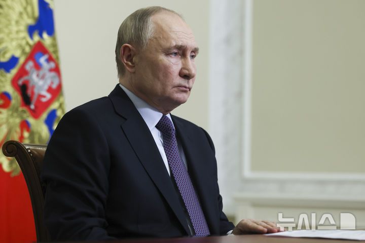 [상트페테르부르크=AP/뉴시스] 블라디미르 푸틴 러시아 대통령이 지난 18일(현지 시간) 러시아 상트페테르부르크에서 화상 각료회의를 주재하고 있다. 2025.02.20.