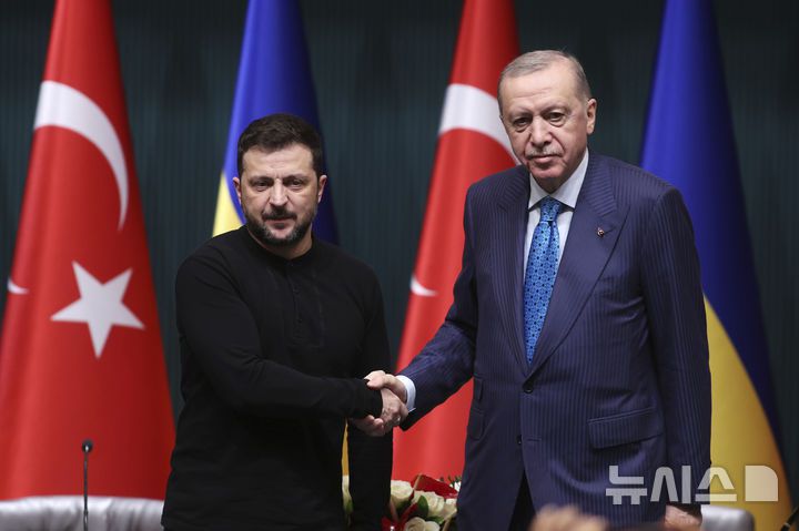 [앙카라=AP/뉴시스] 볼로디미르 젤렌스키(왼쪽) 우크라이나 대통령과 레제프 타이이프 에르도안 튀르키예 대통령. (사진=뉴시스DB)