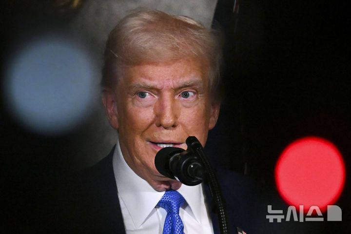 [팜비치=AP/뉴시스] 도널드 트럼프 미국 대통령이 지난달 18일(현지 시간) 플로리다주 팜비치의 마러라고 사저에서 연설하고 있다. 2025.03.03.