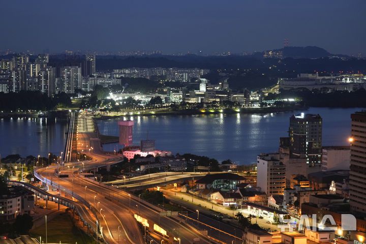 [조호르바루=AP/뉴시스]말레이시아 조호르바루와 싱가포르를 잇는 '코즈웨이' 야경