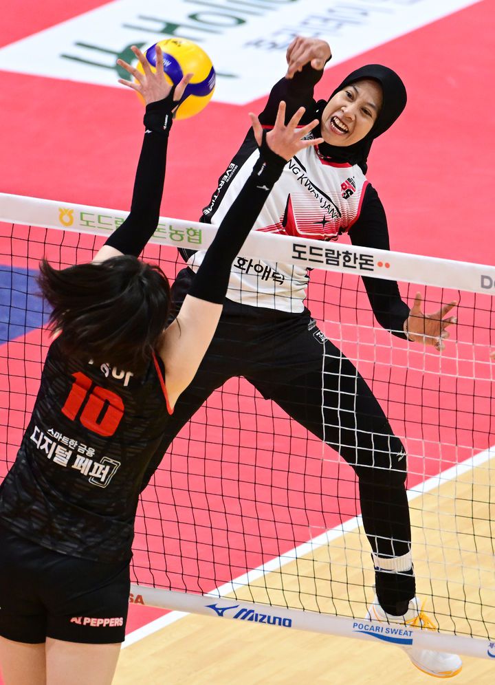 [서울=뉴시스] 프로배구 페퍼저축은행 박정아(왼쪽)가 19일 페퍼스타디움에서 열린 도드람 2024~2025 V-리그 여자부 5라운드 경기에서 정관장 메가의 공격을 블로킹으로 막아내고 있다. (사진=KOVO 제공) 2025.02.19. *재판매 및 DB 금지