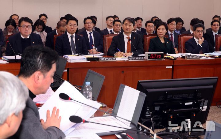 [서울=뉴시스] 조성봉 기자= 안덕근(가운데) 산업통상자원부 장관이 19일 오전 서울 여의도 국회에서 열린 산업통상자원중소벤처기업위원회 전체회의에서 의원들의 질의를 듣고 있다. 2025.02.19. suncho21@newsis.com