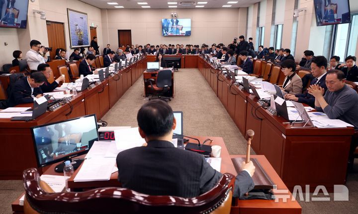 [서울=뉴시스] 조성봉 기자= 이철규 국회 산자위 위원장이 19일 오전 서울 여의도 국회에서 열린 산업통상자원중소벤처기업위원회 전체회의에서 여야 합으로  '에너지3법'을 통과시키고 있다.  2025.02.19. suncho21@newsis.com