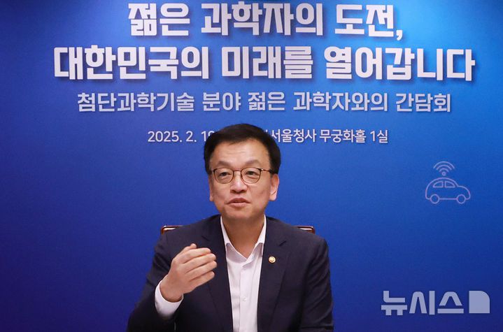 [서울=뉴시스] 최진석 기자 = 최상목 대통령 권한대행 부총리 겸 기획재정부 장관이 19일 정부서울청사에서 열린 청년과학인 오찬간담회에서 참석자들과 대화를 나누고 있다. (대통령실통신사진기자단) 2025.02.19. myjs@newsis.com