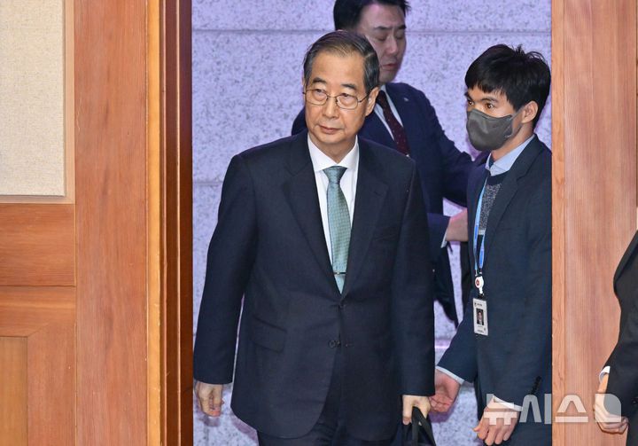 [서울=뉴시스] 김진아 기자 = 한덕수 국무총리가 지난달 19일 서울 종로구 헌법재판소에서 열린 한덕수 국무총리 탄핵심판 1차 변론기일에 출석하고 있다. (공동취재) 2025.03.21. photo@newsis.com