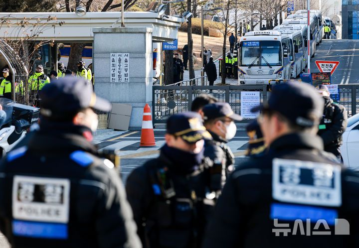 [서울=뉴시스] 사진공동취재단 = 내란 우두머리 혐의를 받는 윤석열 대통령의 형사재판 첫 공판준비기일인 20일 서초동 서울중앙지방법원 청사의 보안이 강화돼 있다. 2025.02.20. photo@newsis.com