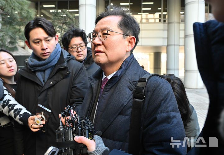 [서울=뉴시스] 사진공동취재단 = 윤석열 대통령 측 변호인 윤갑근 변호사가 20일 오전 서울 서초구 서울중앙지법에서 열린 윤 대통령 형사재판 공판준비기일 및 구속 취소 청구 심문에 출석하며 취재진의 질의에 답변하고 있다.서울중앙지법 형사합의25부(지귀연 부장판사)는 이날 내란 우두머리 혐의를 받는 윤 대통령의 1차 공판준비기일을 진행하며, 이번 기일에서는 윤 대통령 측이 청구한 구속 취소에 대한 심문도 함께 진행될 예정이다. 2025.02.20. photo@newsis.com