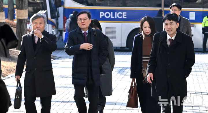 [서울=뉴시스] 사진공동취재단 = 윤석열 대통령 측 변호인 윤갑근 변호사가 20일 오전 서울 서초구 서울중앙지법에서 열린 윤 대통령 형사재판 공판준비기일 및 구속 취소 청구 심문에 출석하고 있다.서울중앙지법 형사합의25부(지귀연 부장판사)는 이날 내란 우두머리 혐의를 받는 윤 대통령의 1차 공판준비기일을 진행하며, 이번 기일에서는 윤 대통령 측이 청구한 구속 취소에 대한 심문도 함께 진행될 예정이다. 2025.02.20. photo@newsis.com