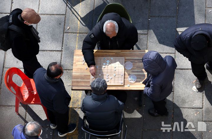 [서울=뉴시스] 추상철 기자 = 20일 오전 서울 종로구 탑골공원 인근에서 노인들이 장기를 두고 있다. 2025.02.20. scchoo@newsis.com