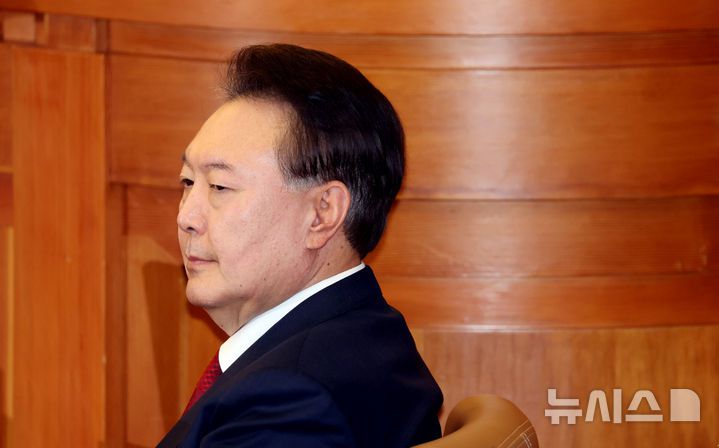 [서울=뉴시스] 사진공동취재단 = 윤석열 대통령이 20일 오후 서울 종로구 헌법재판소 대심판정에서 열린 탄핵심판 10차 변론기일에 출석해 있다. 2025.02.20. photo@newsis.com