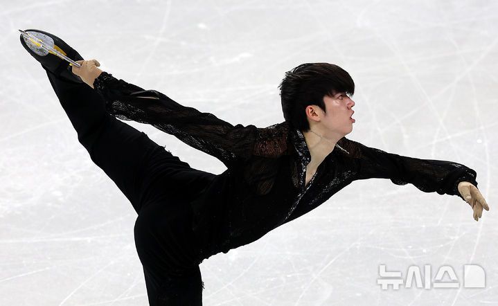 [서울=뉴시스] 이영환 기자 = 한국 차준환이 20일 오후 서울 양천구 목동아이스링크에서 열린 2025 국제빙상연맹(ISU) 4대륙 피겨스케이팅 선수권대회 남자 싱글 쇼트 프로그램에 출전해 연기를 선보이고 있다. 2025.02.20. 20hwan@newsis.com